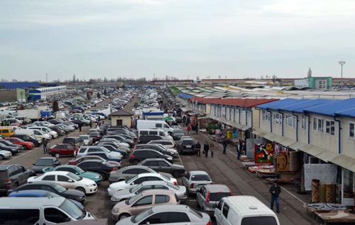 В Одессе на рынке у женщины вырвали сумки с миллионом гривен