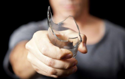 Ученые узнали, как алкоголь делает мужчин агрессивными и почему не действует на женщин