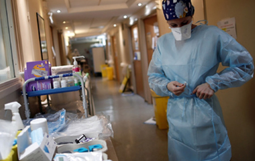 Во Франции отказавшихся вакцинироваться врачей начали отстранять от работы
