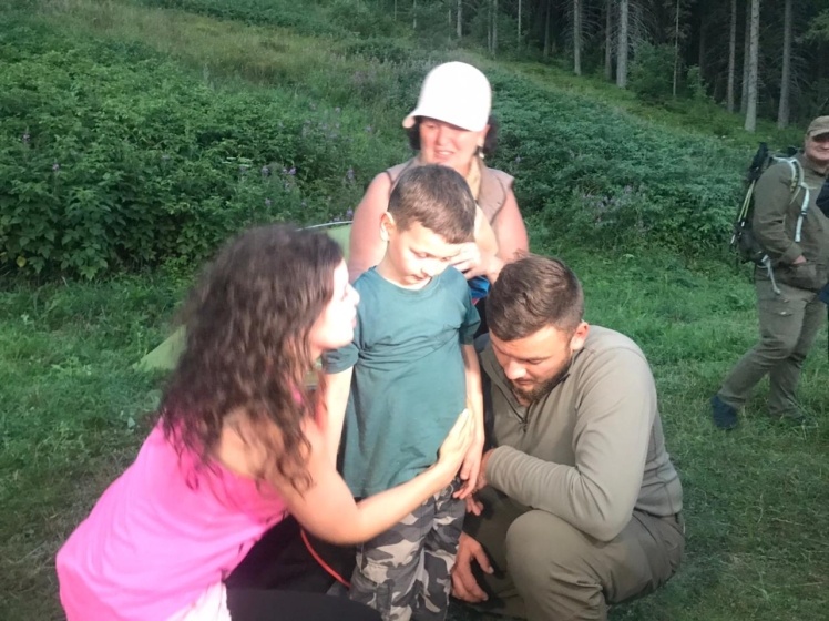 Ничего не ел, спал на земле: 6-летний мальчик рассказал, как пережил 30 часов один в горах
