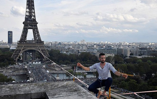 В Париже канатоходец прошел более полукилометра на высоте 70 метров. ФОТО