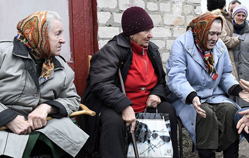 Лікар забив на сполох: нова хвиля вже прийшла, а в Україні не встигають захистити пенсіонерів від COVID-19