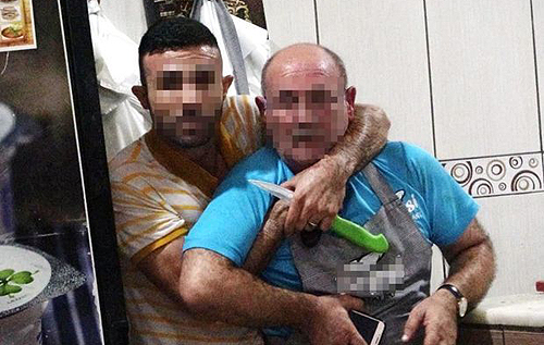 В Турции официант взял шеф-повара в заложники, угрожая перерезать ему горло