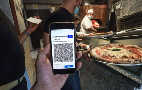 Пообедал без COVID-паспорта – получил 400 евро штрафа: в Италии мужчина неудачно поел пиццы