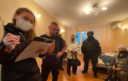 У Києві затримали банду колекторів-здирників: вибиті з боржників гроші вони вкладали у підпільні казино