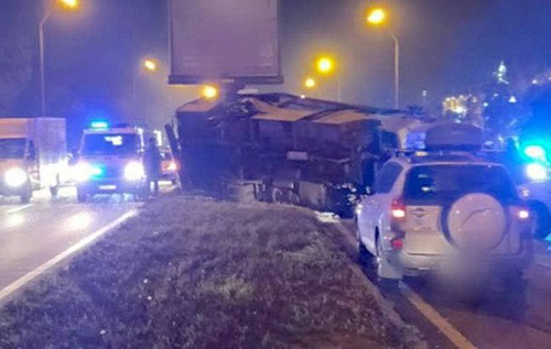 В Киеве авто на бешеной скорости вогнало маршрутку с пассажирами в столб, погибли люди. ВИДЕО