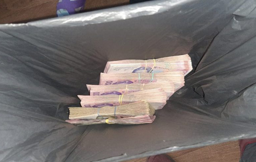В Бердянске женщина нашла на мусорке 100 тысяч гривен и вернула владельцу. Он дал ей 100 гривен