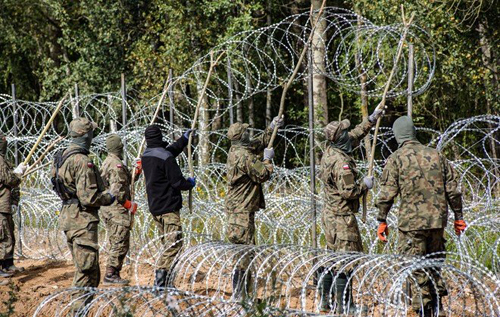 Премьер Польши назвал стену на границе защитой от Путина и Лукашенко