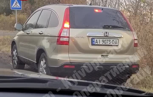 Под Киевом на дороге заметили авто с пьяным водителем: он петлял, смеялся и показывал непристойные жесты. ВИДЕО