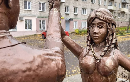 В России установили очередную уродливую скульптуру. На этот раз молодоженам. ФОТО
