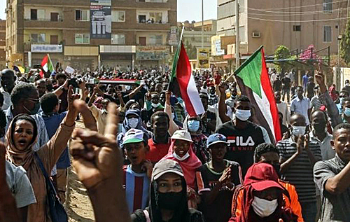 В Судане тысячи людей протестуют против захвата власти военными, трое убиты