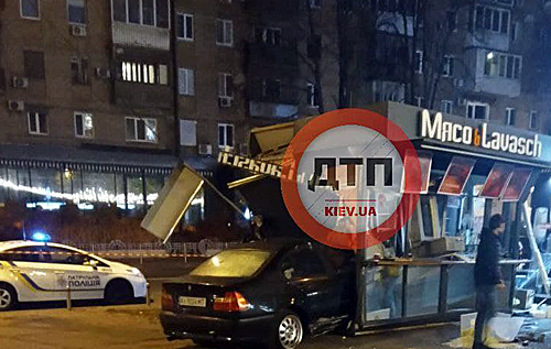 В центре Киева авто вылетело на тротуар и врезалось в ларек с продавцом