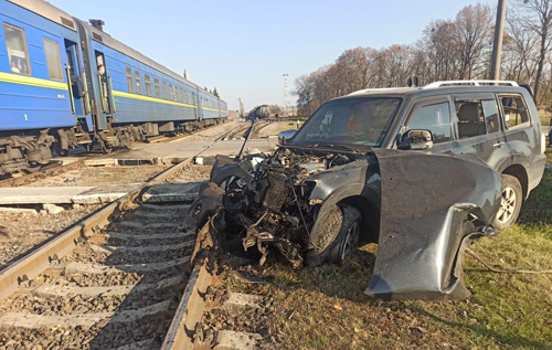 На Харківщині потяг протаранив авто, водійка якого намагалася "проскочити" переїзд