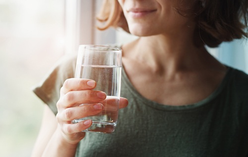 Какую воду и сколько нужно пить во время холодов: нутрициолог дала совет