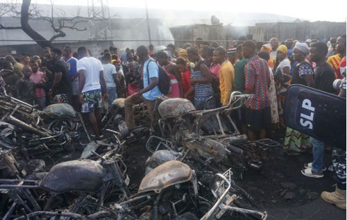В Сьерра-Леоне столкнулись бензовоз и автобус: более 90 погибших и 100 пострадавших. ВИДЕО
