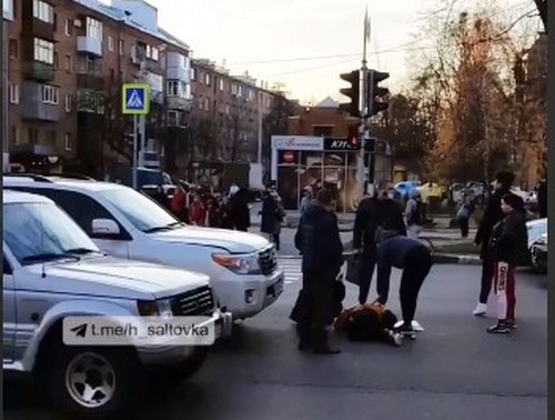 Протащил под колесами десятки метров: в Харькове водитель Land Cruiser сбил двух детей