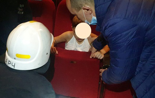 В Івано-Франківську хлопчик застряг у кріслі кінотеатру