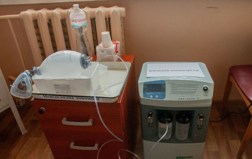 В Україні залежних від кисню пацієнтів виписують із лікарень: як отримати концентратор для лікування вдома