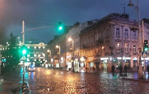 Водій маршрутки збив двох жінок у центрі Львова та… відвіз одну з них з собою 