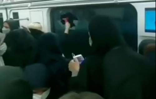 В Иране пассажиры метро разбили стекла поезда, чтобы не задохнуться от нехватки воздуха. ВИДЕО