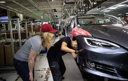 Сотрудница завода Tesla обвинила работодателя в создании враждебной рабочей среды