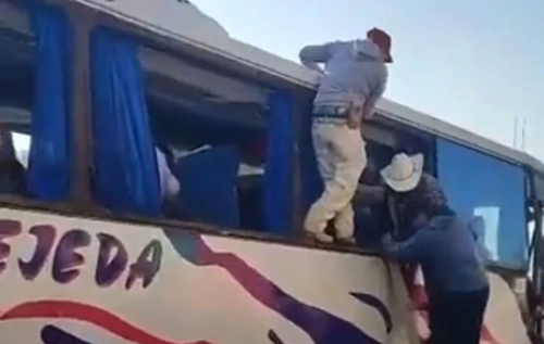 В Мексике автобус врезался в дом, 21 человек погиб