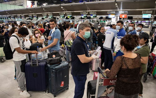"Настоящий хаос": иностранные туристы наводнили аэропорты ЮАР, стремясь экстренно выехать из страны