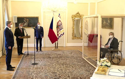 За стеклом: больной коронавирусом президент Чехии назначил нового премьера