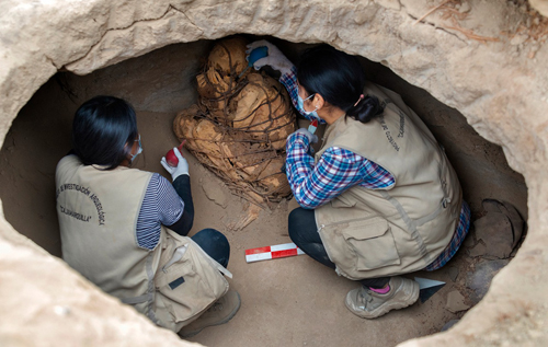 В Перу археологи нашли необычную мумию, которой 800 лет. ВИДЕО