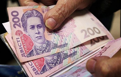 Більше половини пенсіонерів отримують менше прожиткового мінімуму, а суддям платять по 94 тисячі гривень