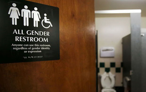 В американском городе объединили туалеты для мальчиков и девочек ради гендерного равенства. ВИДЕО