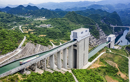 Китайцы переправляют огромные суда через плотину с помощью лифта. ФОТО. ВИДЕО