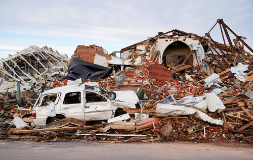  Торнадо в Кентукки унесли жизни около 100 человек, разрушено множество зданий