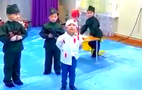 В сети показали, как в казахском садике детишки разыгрывают сценку допроса и расстрела. ВИДЕО