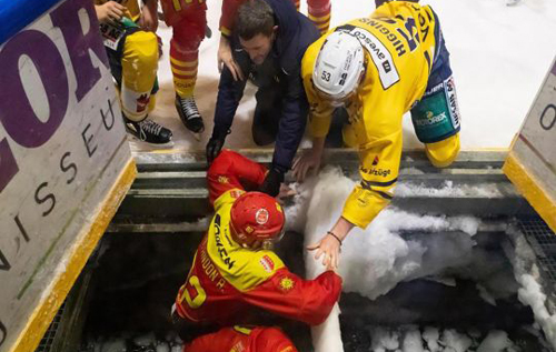 Двое хоккеистов провалились под лед во время матча в Швейцарии