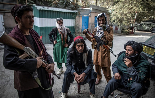 Талибы запретили водителям слушать музыку и принимать наркотики