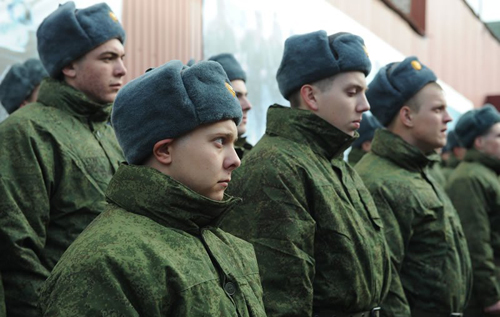 В армии РФ сформировалась новая форма "дедовщины": теперь роль "дедов" играют гражданские
