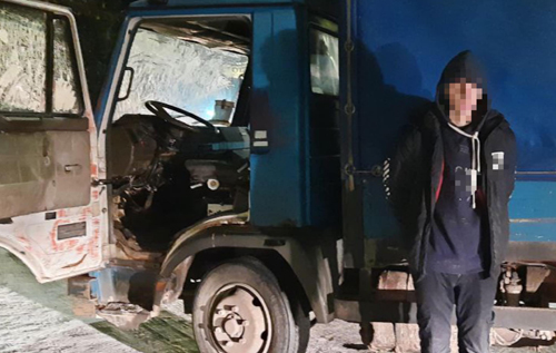 Під Києвом патрульні влаштували погоню за вантажівкою: водій-підліток намагався сховатись у лісі. ВІДЕО
