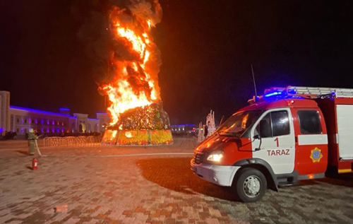 Главная елка казахского города Тараз сгорела в первые минуты Нового года