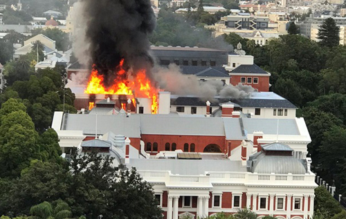 Здание парламента ЮАР горит в Кейптауне. Уже обрушилась крыша. ВИДЕО