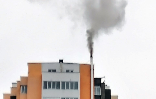 У Києві 16-поверховий житловий будинок почали опалювати дровами