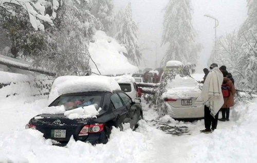 В Пакистане снегопады заблокировали на трассе тысячу авто, 22 человека погибли. ВИДЕО