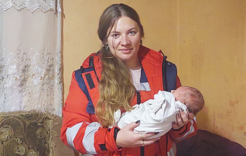 На Закарпатті жінка "знайшла на звалищі" дитину, яку народила її донька