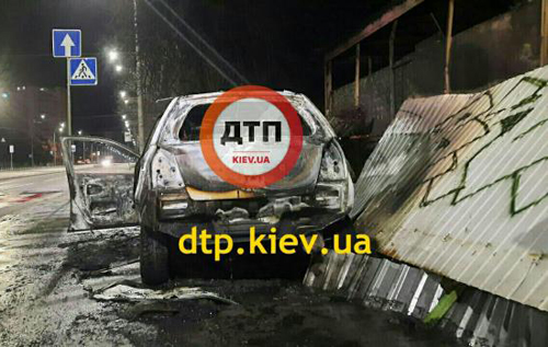 У Києві таксі на великій швидкості врізалося в паркан і спалахнуло: водій від удару вилетів із салону