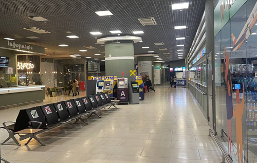 Чи тікають українці з країни? Фото з київського аеропорту
