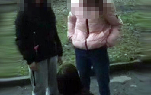 У Бердянську влаштували розправу над школяркою: били та ставили на коліна