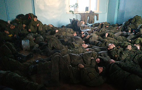 Голодают и спят на грязном полу: на границе с Украиной застряла сотня российских солдат