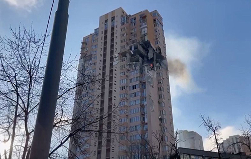 У Києві снаряд влучив у житлову багатоповерхівку на Лобановського. ВІДЕО