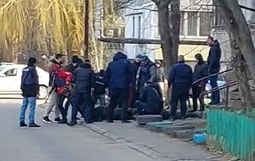 Украинцы вылавливают россиян и сдают полиции. Оккупанты плачут и просят родителей забрать их домой. ВИДЕО