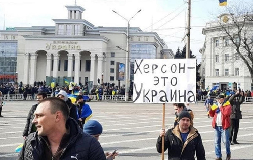 Жителі Херсону вийшли на протест за Україну: росіяни відкрили вогонь. ВІДЕО